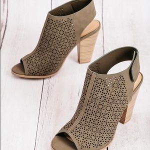 Heart in D peep toe sandal heels